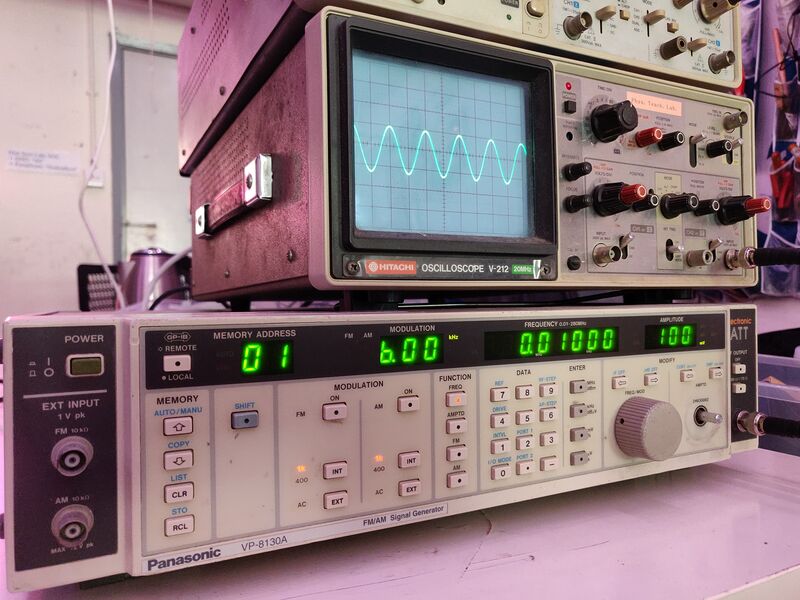 Photo of function generator and oscilloscope at 10kHz